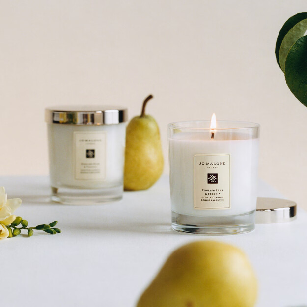 vela aromática de pera inglesa y fresia