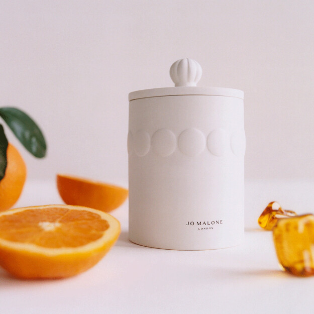 vela de la casa adosada de ámbar dorado y naranja